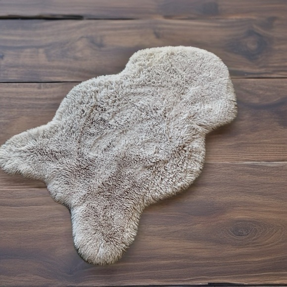 Luxurious White Faux Fur Rug - Picture 1 of 8